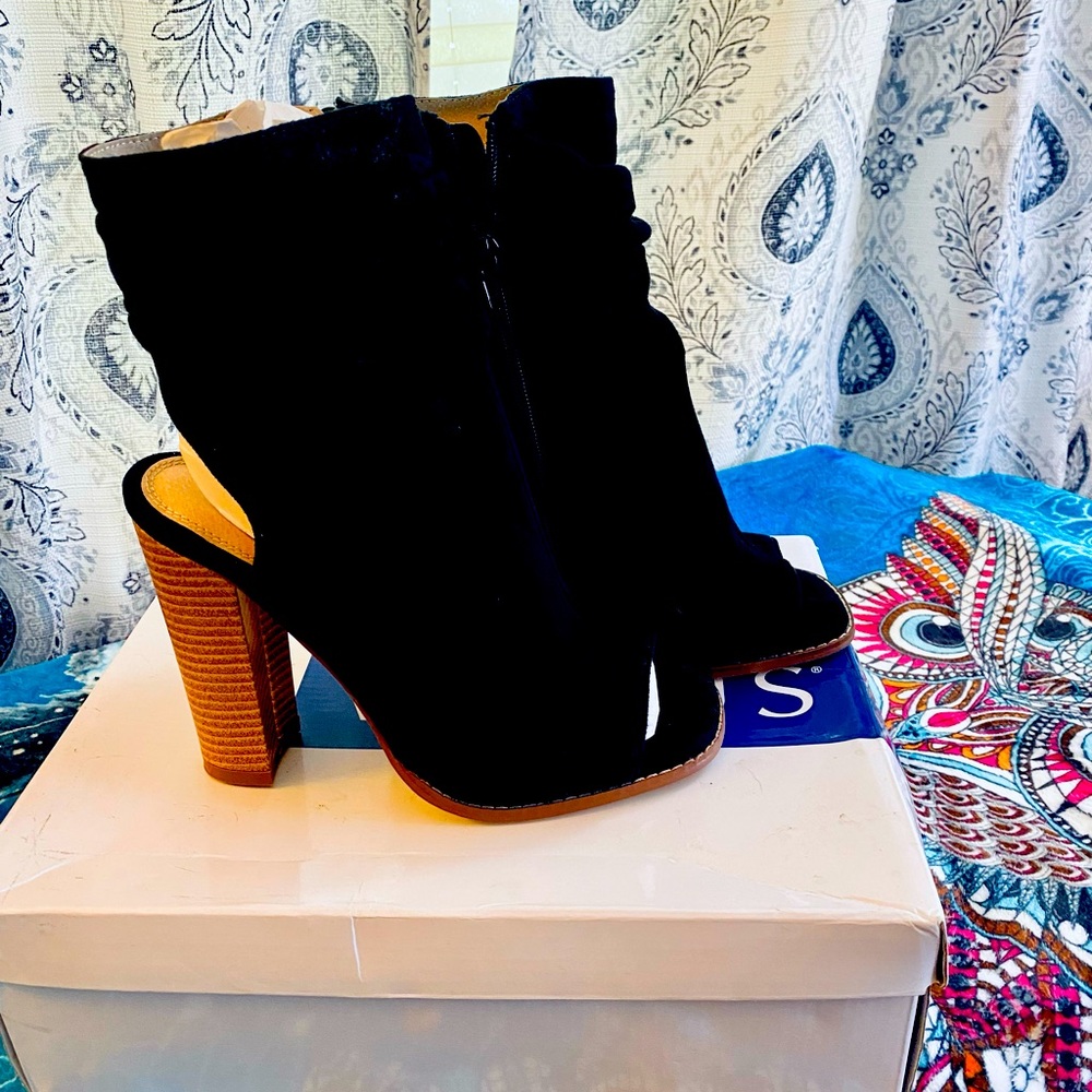 Women’s heeled sandals size 8